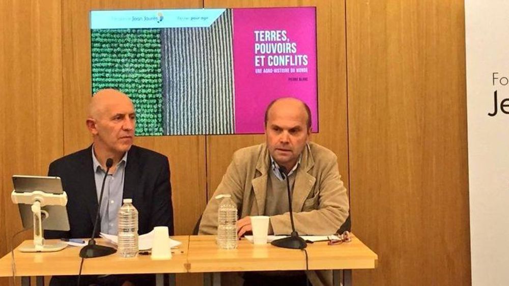 À gauche, député de Meurthe-et-Moselle, s’exprimant sur le foncier agricole devant la fondation Jean Jaurès. © Fondation Jean Jaurès